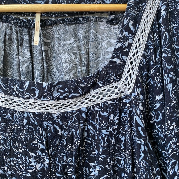 Free People Talk About It Tunic Top Womens Sz Med Blue Floral Lace Trim - Picture 4 of 5